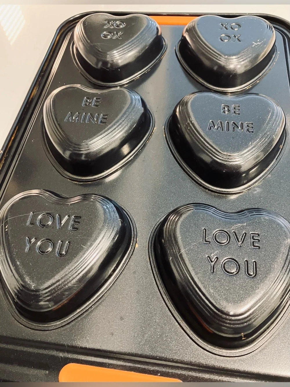 Le Creuset Conversation Heart Baking Tray 6 Cup Nonstick Valentines Bakeware